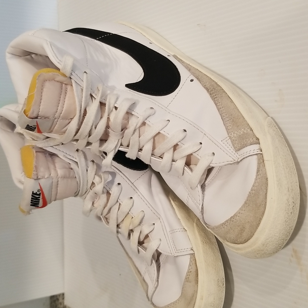 Nike mens tennis shoes.